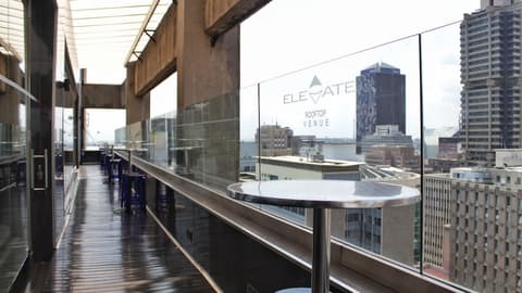 Reef Hotel, Bar (on property)