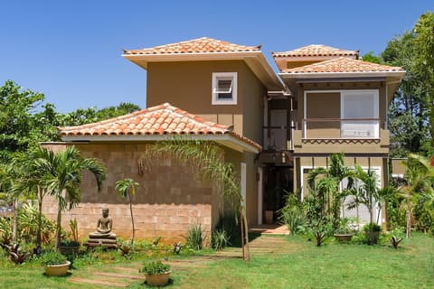 Apa Pau Brasil, Front of property