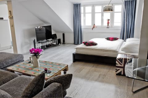 Royal Court Apartments, Room