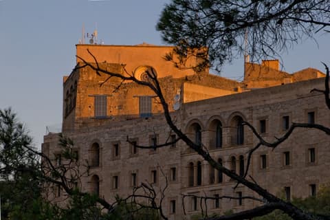 Sant Salvador Hostatgeria, Front of property