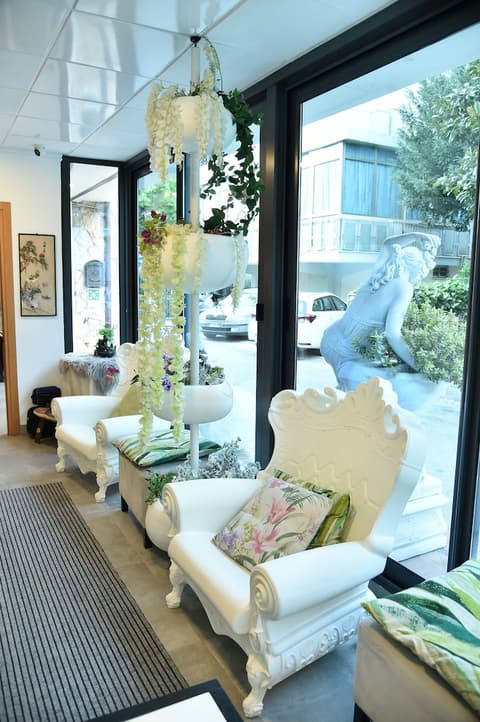 Hotel Okinawa, Reception