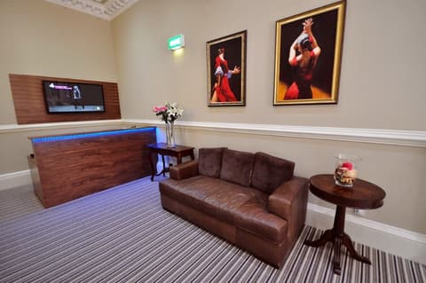 Palmerston Suites, Reception