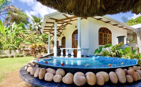 Sea Splash & La Petite Maison, Room