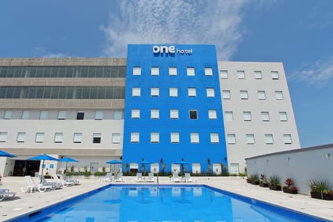 One Puerto Vallarta Aeropuerto, Pool