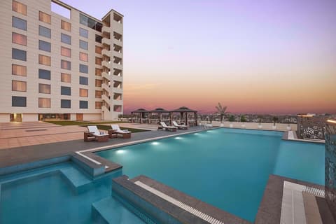 DoubleTree by Hilton Varanasi, Outdoor pool