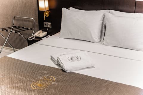 Mays Royal Hotel, Room