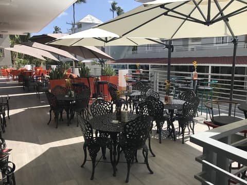 Ducassi Suites Rooftop Pool Beach Club & Spa, 