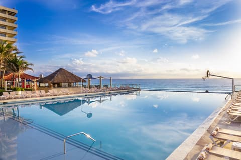 Crown Paradise Club Cancun All Inclusive, Pool