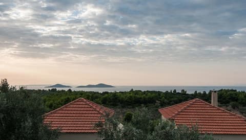 POIKILMA ALONISSOS VILLAS, 