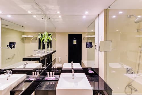 Cinnamon Lakeside Colombo, Bathroom