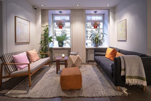 Hotel Mayfair, Reception