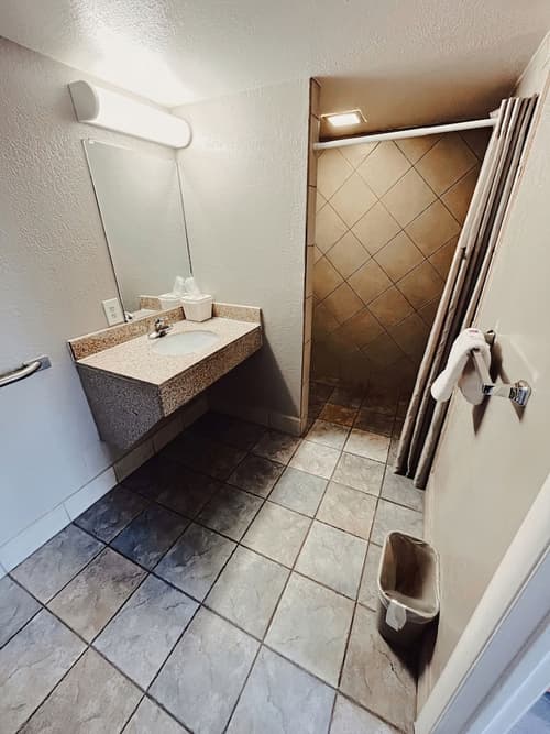 Motel 6 Holbrook, AZ, Bathroom