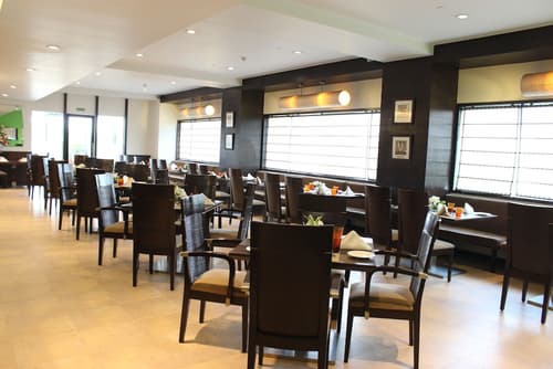 The Hans Hotel New Delhi, Dining