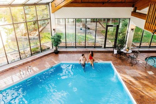 Chateau Jasper, Indoor pool