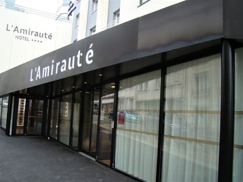 Hôtel l'Amirauté, Front of property