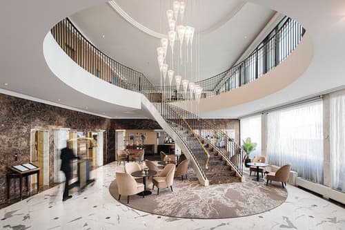 Warwick Geneva, Interior entrance