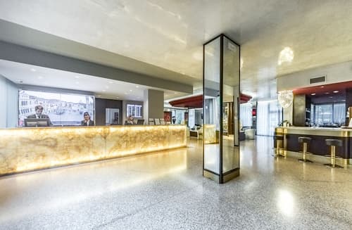 Antony Hotel, Lobby