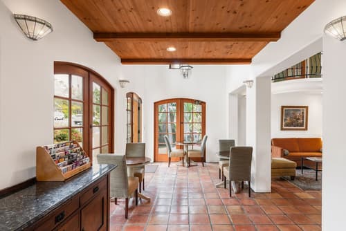 Inn By The Harbor, Lobby