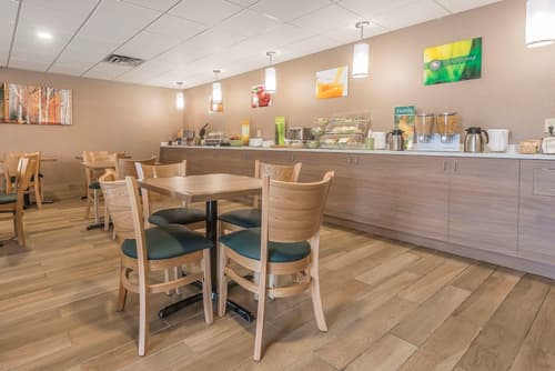 Quality Inn & Suites Downtown, Breakfast area