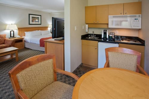 Holiday Inn Hotel & Suites North Vancouver by IHG, Room