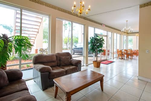 Econo Lodge Inn & Suites, Lobby