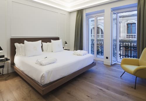 One Shot Reina Victoria, Room