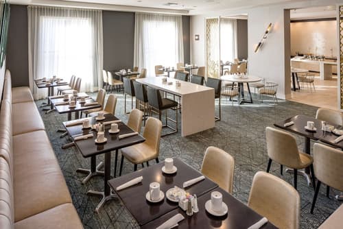 Doubletree By Hilton Boston Logan Airport Chelsea, Restaurant