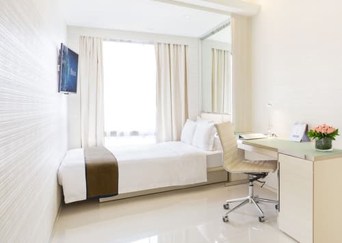 Regal Oriental Hotel, Room