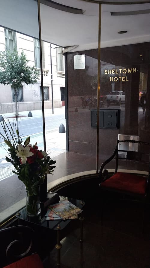 Hotel Sheltown, Interior entrance