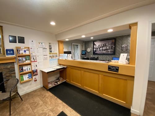 Super 8 by Wyndham 100 Mile House, Reception