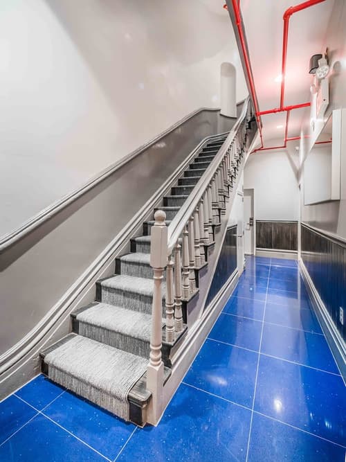 Chelsea Inn, Interior entrance