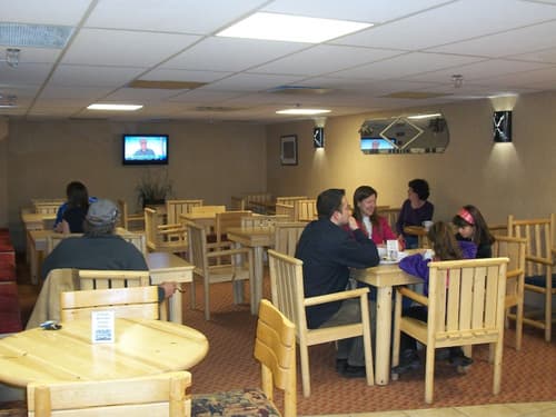 Brewster Mountain Lodge, Breakfast area
