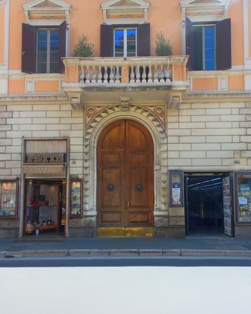 The Independent Suites, Exterior