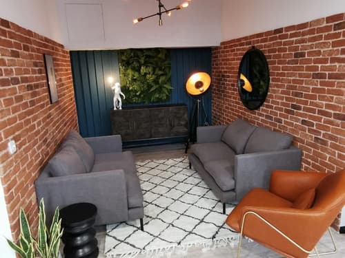 Student Only Little Patrick Street, Lobby sitting area