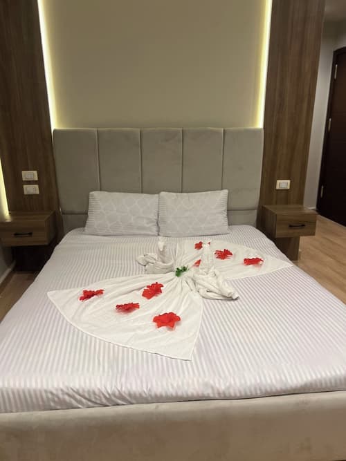 Pyramids Hills View, Room