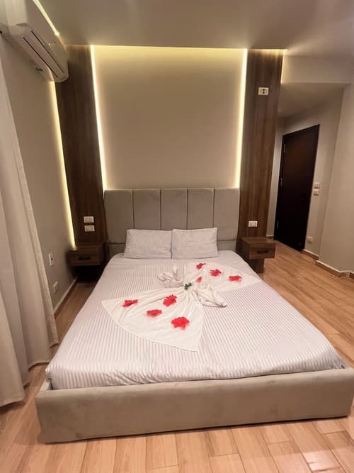 Pyramids Hills View, Room