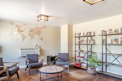 Mountain Ridge Cabins and Lodging, Lobby sitting area