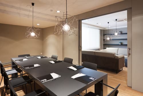 One Shot Colón, Meeting facility