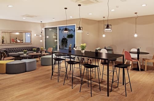 One Shot Colón, Lobby sitting area