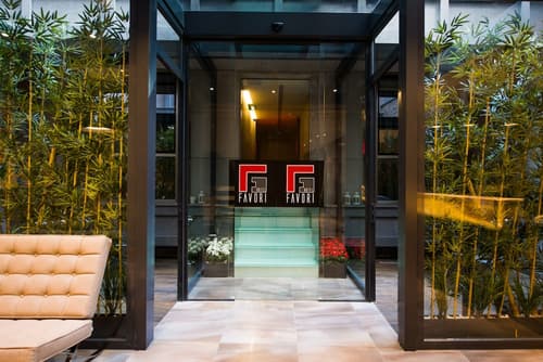 Hotel Favori, Interior entrance