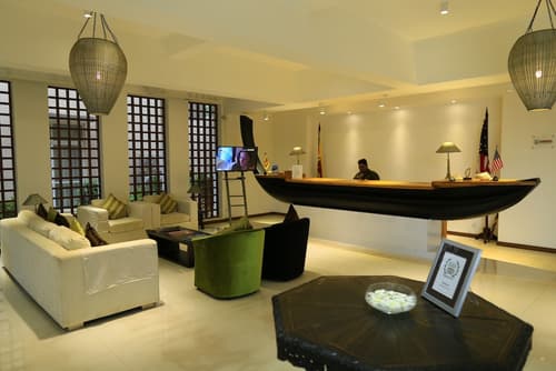 Amaranthe Bay, Lobby