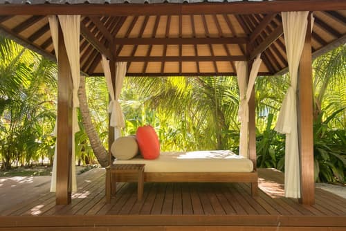 Denis Private Island, Living area