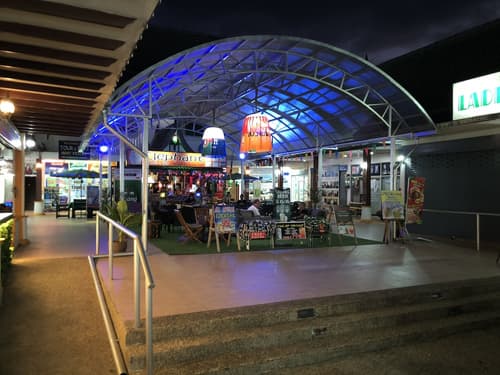 Merlin Plaza Apartments, Bar (on property)