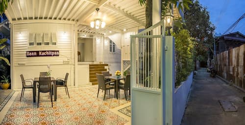 Baan Kachitpan, Lobby