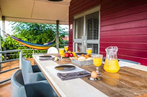 Red Palm Village, Primary image