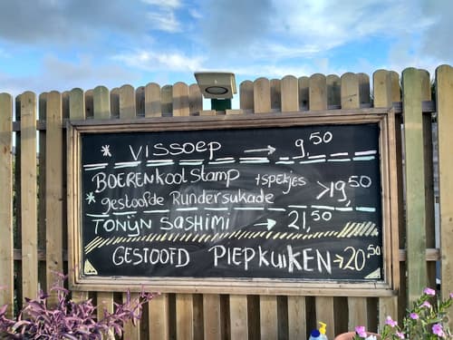 Red Palm Village, Restaurant