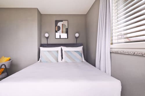 Numa Zurich Turi, Primary image