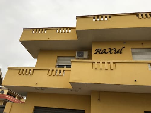 Raxul Room, Exterior