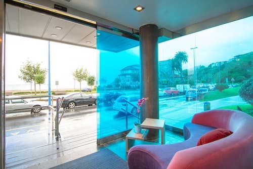 Petit Palace Tamarises, Interior entrance