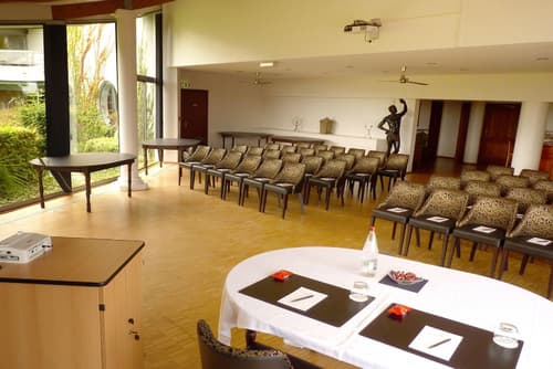 Le Relais Saint Michel, Business center